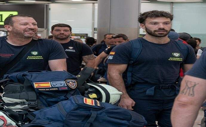 Bomberos españoles regresan de Venezuela entre aplausos