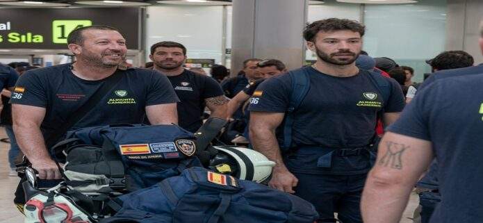 Bomberos españoles regresan de Venezuela entre aplausos