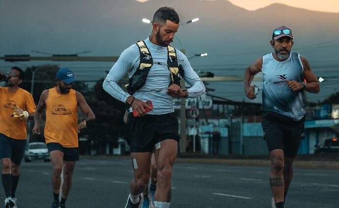 Atletas venezolanos corren por el país para impulsar ayuda humanitaria