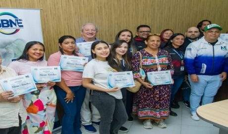 Entregan créditos a artesanos y comerciantes de Nueva Esparta