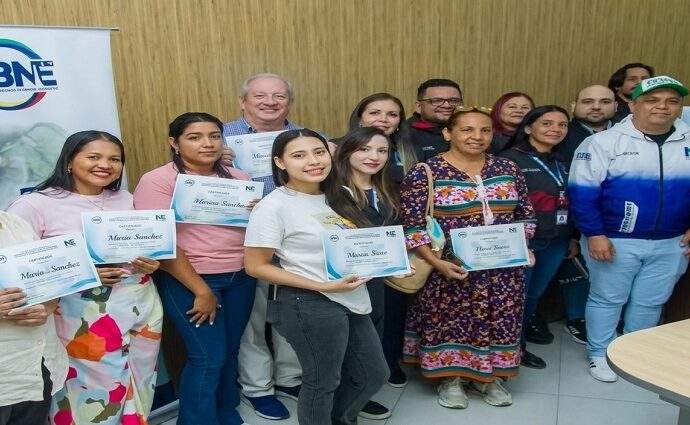 Entregan créditos a artesanos y comerciantes de Nueva Esparta