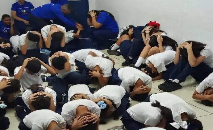 Estudiantes de Maneiro reciben capacitación en materia antisísmica