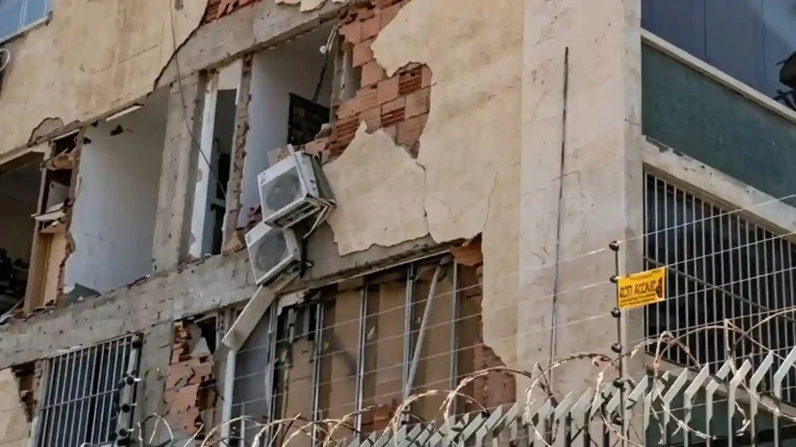 Edificio residencial con daños severos estructurales en la fachada en Altamira Caracas tras el terremoto de 2026
