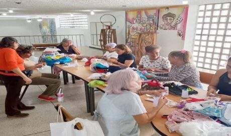 Artesanas trujillanas confeccionan juguetes de tela para brindar alegría a niños de La Guaira