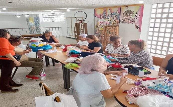 Artesanas trujillanas confeccionan juguetes de tela para brindar alegría a niños de La Guaira