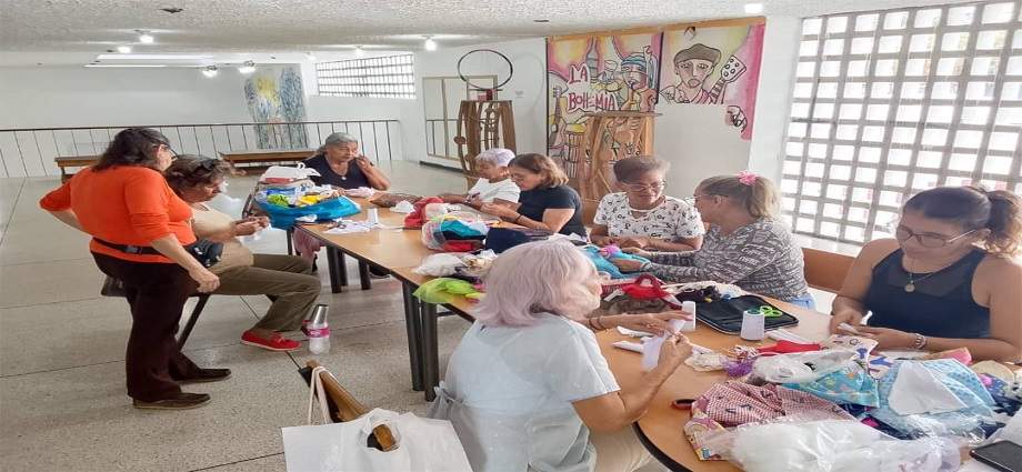 Artesanas trujillanas confeccionan juguetes de tela para brindar alegría a niños de La Guaira