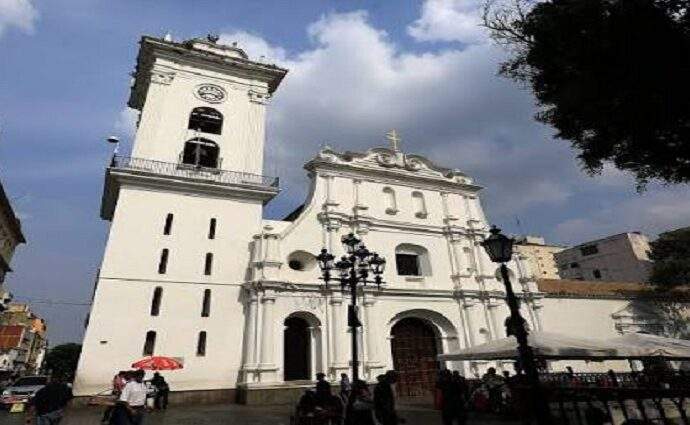 Cierran preventivamente la Catedral de Caracas