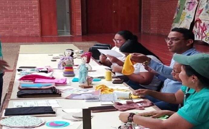 Juguetes artesanales para sanar a niños de La Guaira