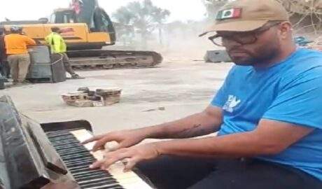 Un pianista lleva esperanza a zonas afectadas en La Guaira