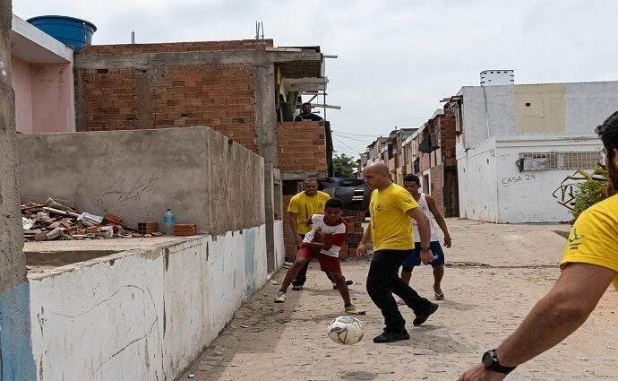 Rescatistas españoles regalan un momento de alegría a los niños de La Guaira