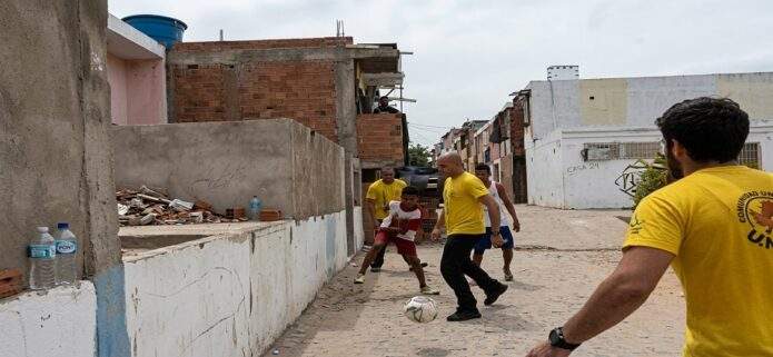 Rescatistas españoles regalan un momento de alegría a los niños de La Guaira