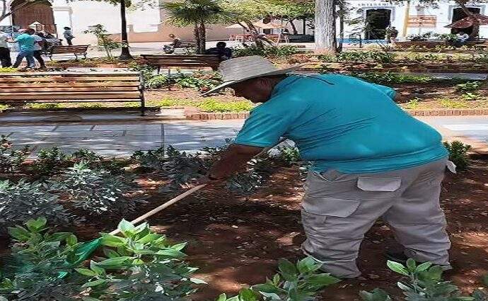 Avanzan los trabajos de renovación ambiental y paisajística en la Plaza Bolívar de La Asunción
