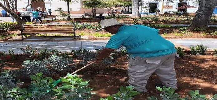 Avanzan los trabajos de renovación ambiental y paisajística en la Plaza Bolívar de La Asunción