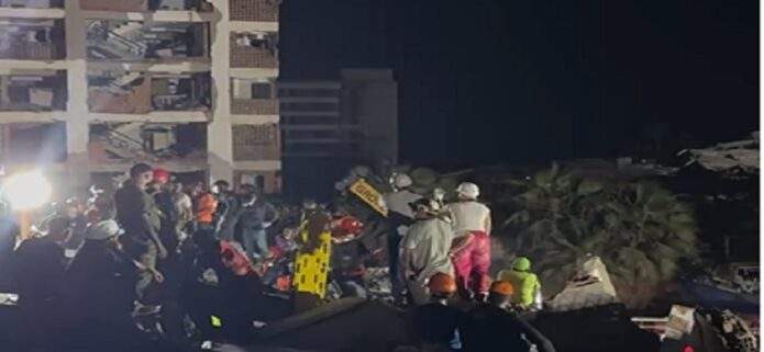 Rescatan con vida a dos personas bajo los escombros a casi un mes del terremoto
