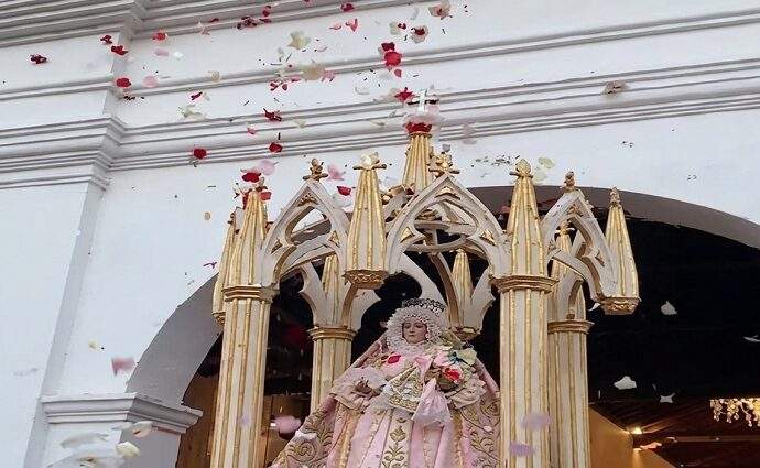La devoción y el amor familiar colmaron las calles de Gómez en honor a Santa Ana