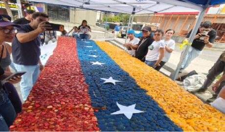Torta gigante en Caracas para niños afectados por sismos