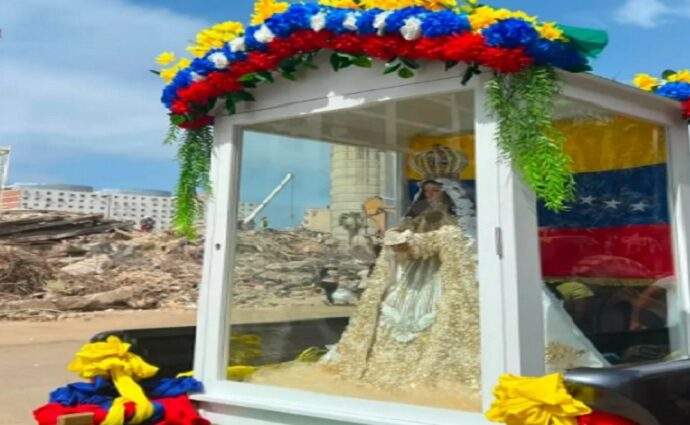 La Virgen del Valle recorre las zonas afectadas por los sismos en La Guaira