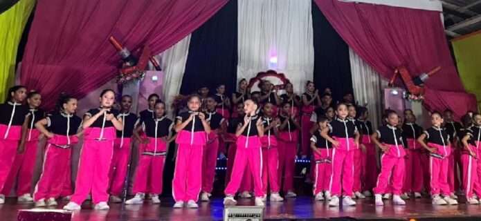 Danza Santa Rosa de Lima celebró ocho años de trayectoria con una variada gala en El Espinal