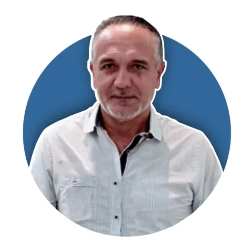 Retrato del profesor Erno Velásquez, columnista y asesor educativo del equipo editorial de Otilca Radio