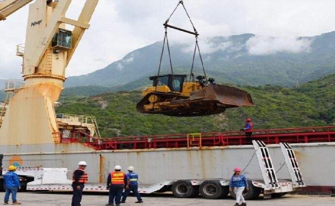 EEUU envía maquinaria pesada a control remoto para acelerar la remoción de escombros en Venezuela