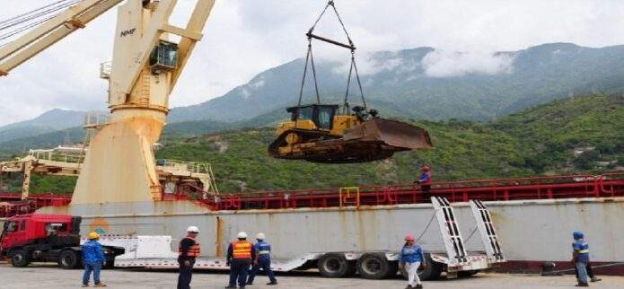 EEUU envía maquinaria pesada a control remoto para acelerar la remoción de escombros en Venezuela