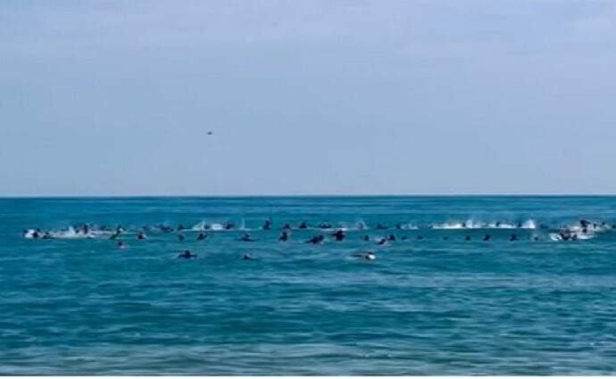 Surfistas rinden emotivo homenaje a sus caídos en La Guaira