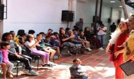 Teatro infantil lleva valores de solidaridad a campamentos transitorios