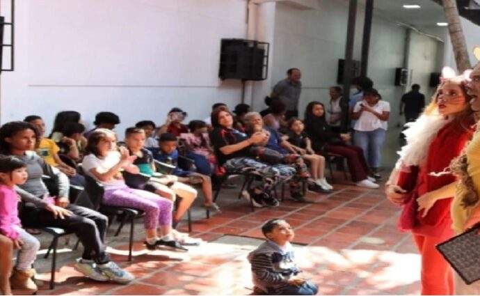 Teatro infantil lleva valores de solidaridad a campamentos transitorios