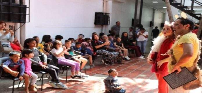 Teatro infantil lleva valores de solidaridad a campamentos transitorios