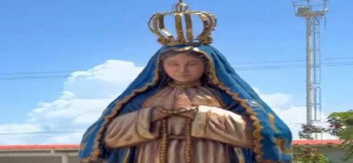 Josué Benjamín culmina la escultura a gran escala de la Virgen del Valle para Puerto La Cruz