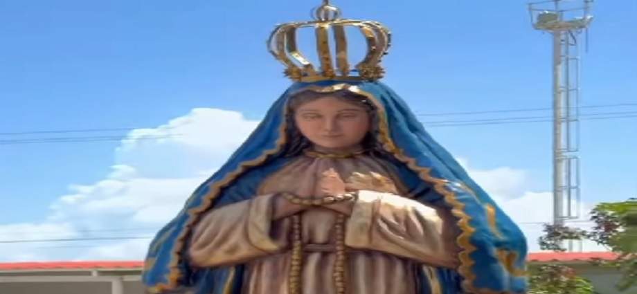 Josué Benjamín culmina la escultura a gran escala de la Virgen del Valle para Puerto La Cruz