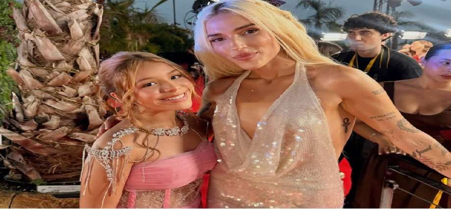 La venezolana Anny deslumbra en la alfombra roja de los Premios Juventud 2026
