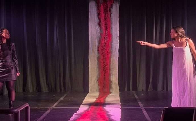 La tragedia de "Antígona" confronta la razón y la libertad en Microteatro Margarita