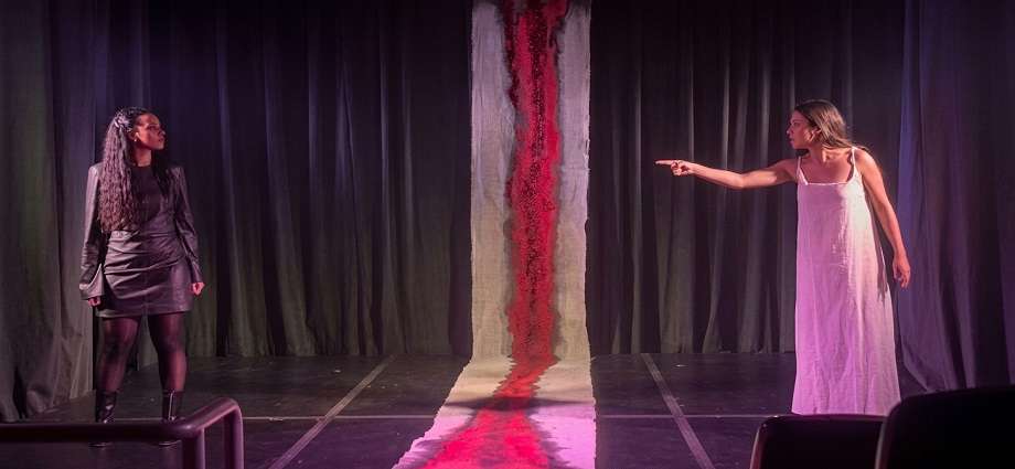 La tragedia de "Antígona" confronta la razón y la libertad en Microteatro Margarita