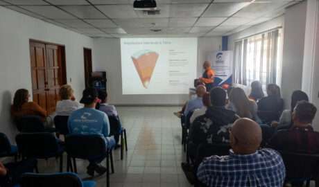 Facilitador impartiendo formación sobre la arquitectura interna de la Tierra durante la Certificación en Prevención de Riesgos Laborales en la Cámara de Comercio de Nueva Esparta.
