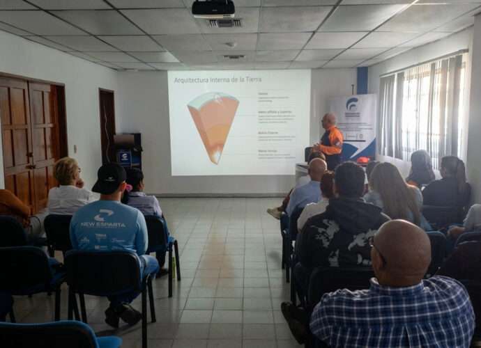 Facilitador impartiendo formación sobre la arquitectura interna de la Tierra durante la Certificación en Prevención de Riesgos Laborales en la Cámara de Comercio de Nueva Esparta.