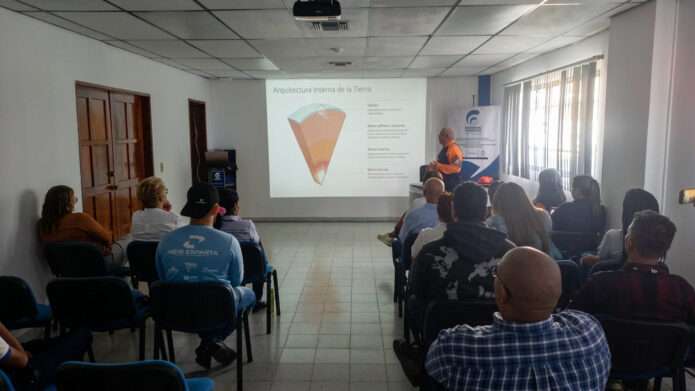 Facilitador impartiendo formación sobre la arquitectura interna de la Tierra durante la Certificación en Prevención de Riesgos Laborales en la Cámara de Comercio de Nueva Esparta.