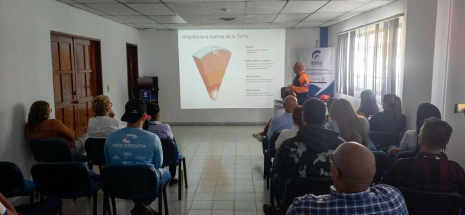 Facilitador impartiendo formación sobre la arquitectura interna de la Tierra durante la Certificación en Prevención de Riesgos Laborales en la Cámara de Comercio de Nueva Esparta.