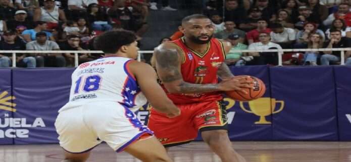 Cocodrilos vence 66-58 a Trotamundos en el inicio de la Liga Superior de Baloncesto