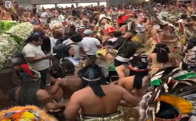 Indios Cospes rinden tributo a la Virgen de Coromoto en Portuguesa