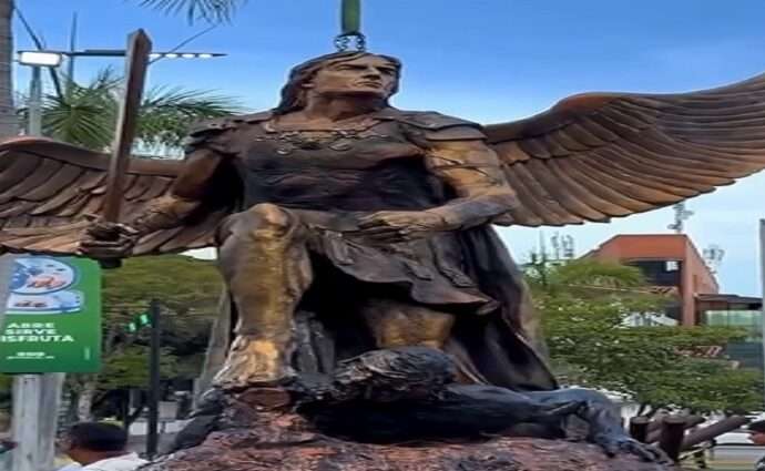 Josué Benjamín instala una escultura de cuatro metros de San Miguel Arcángel en Las Mercedes