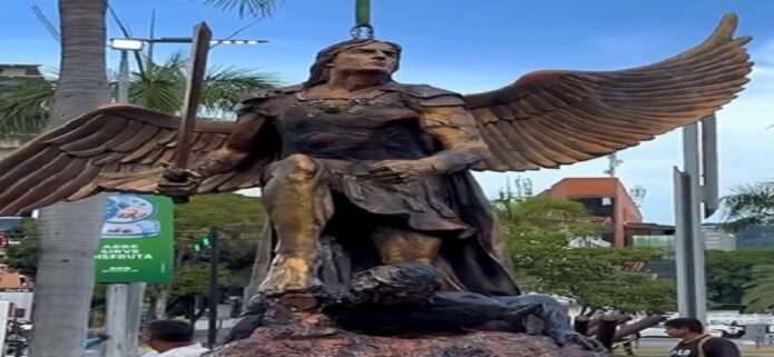 Josué Benjamín instala una escultura de cuatro metros de San Miguel Arcángel en Las Mercedes