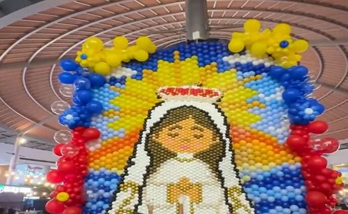 Monumental escultura de la Virgen del Valle con 20 mil globos en Sambil Margarita