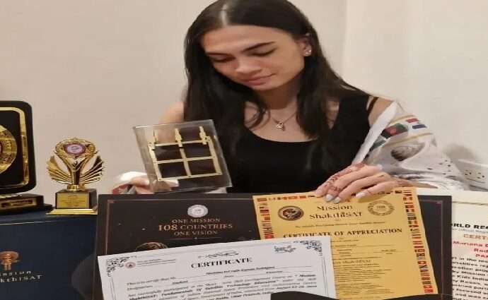 La joven venezolana Mariana España gana el primer lugar en la misión espacial ShakthiSAT en India