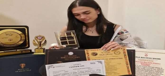 La joven venezolana Mariana España gana el primer lugar en la misión espacial ShakthiSAT en India