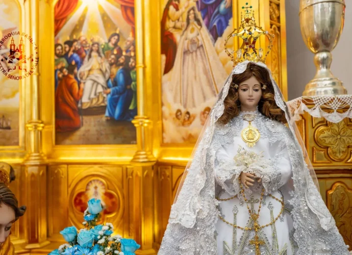 Imagen de Nuestra Señora del Valle luciendo vestidura blanca bordada, velo de encaje y corona dorada en la Basílica Menor de la Isla de Margarita.