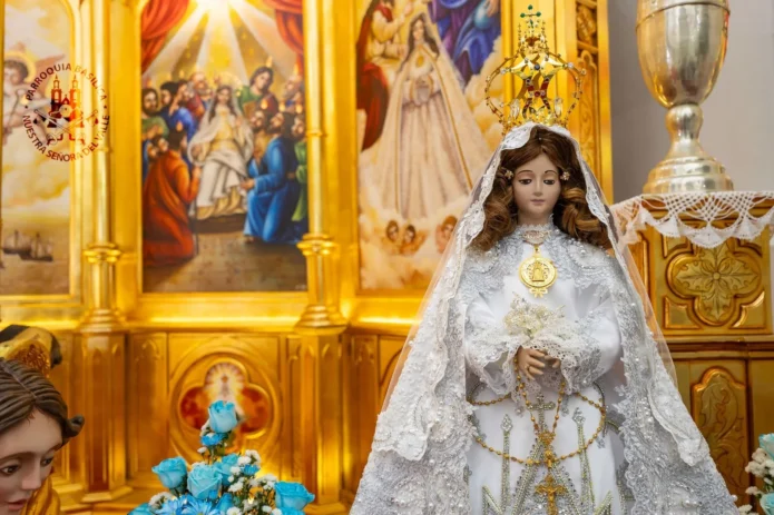 Imagen de Nuestra Señora del Valle luciendo vestidura blanca bordada, velo de encaje y corona dorada en la Basílica Menor de la Isla de Margarita.
