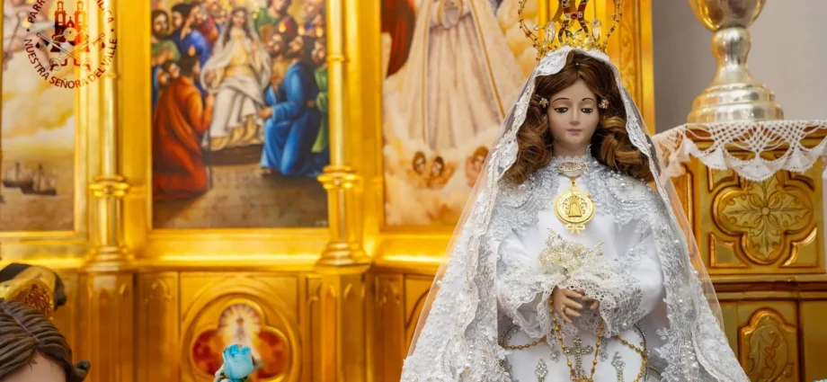 Imagen de Nuestra Señora del Valle luciendo vestidura blanca bordada, velo de encaje y corona dorada en la Basílica Menor de la Isla de Margarita.