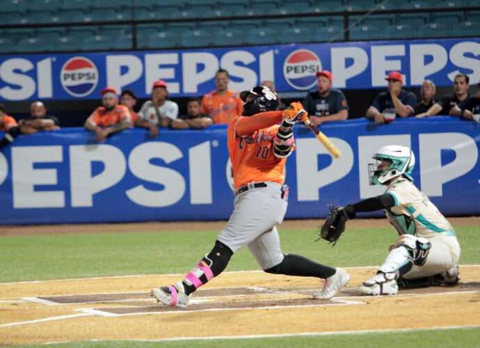 Tiburones se imponen en Valencia y Caribes asalta el liderato