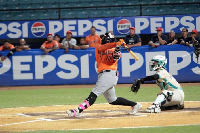 Tiburones se imponen en Valencia y Caribes asalta el liderato